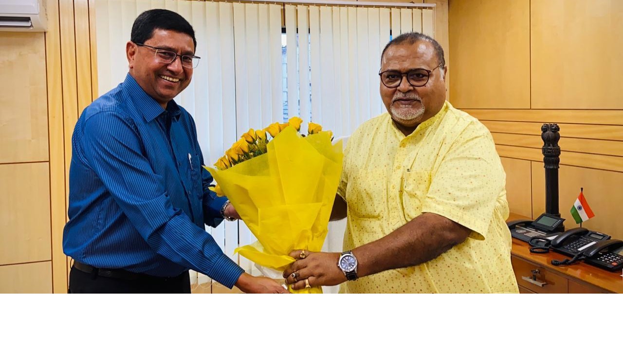 Sanjay Budhia with Partho Chatterjee (MIC – Industry, Commerce, and Enterprise, IT & Electronics and Parliamentary Affairs Govt of WB) at Silpo Sadan